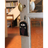 Suspension brodée - Cadre Main Oeil